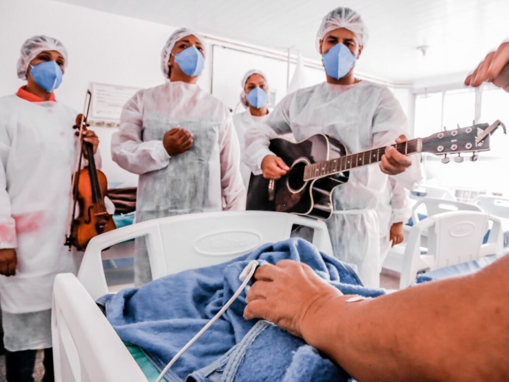 profissionais da saude utilizam a musica para levar alegria e esperanca a pacientes com covid 19 1618280408965 v2 4x3